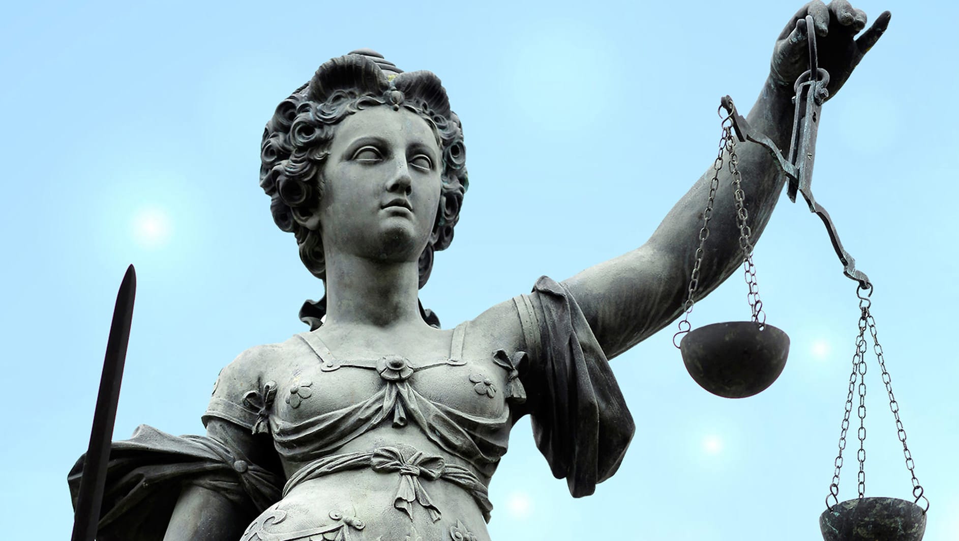 Justitia mit Schwert und Waage: Bei 156.800 Menschen endete das Strafverfahren anders, zum Beispiel mit Freispruch oder das Verfahren wurde eingestellt.