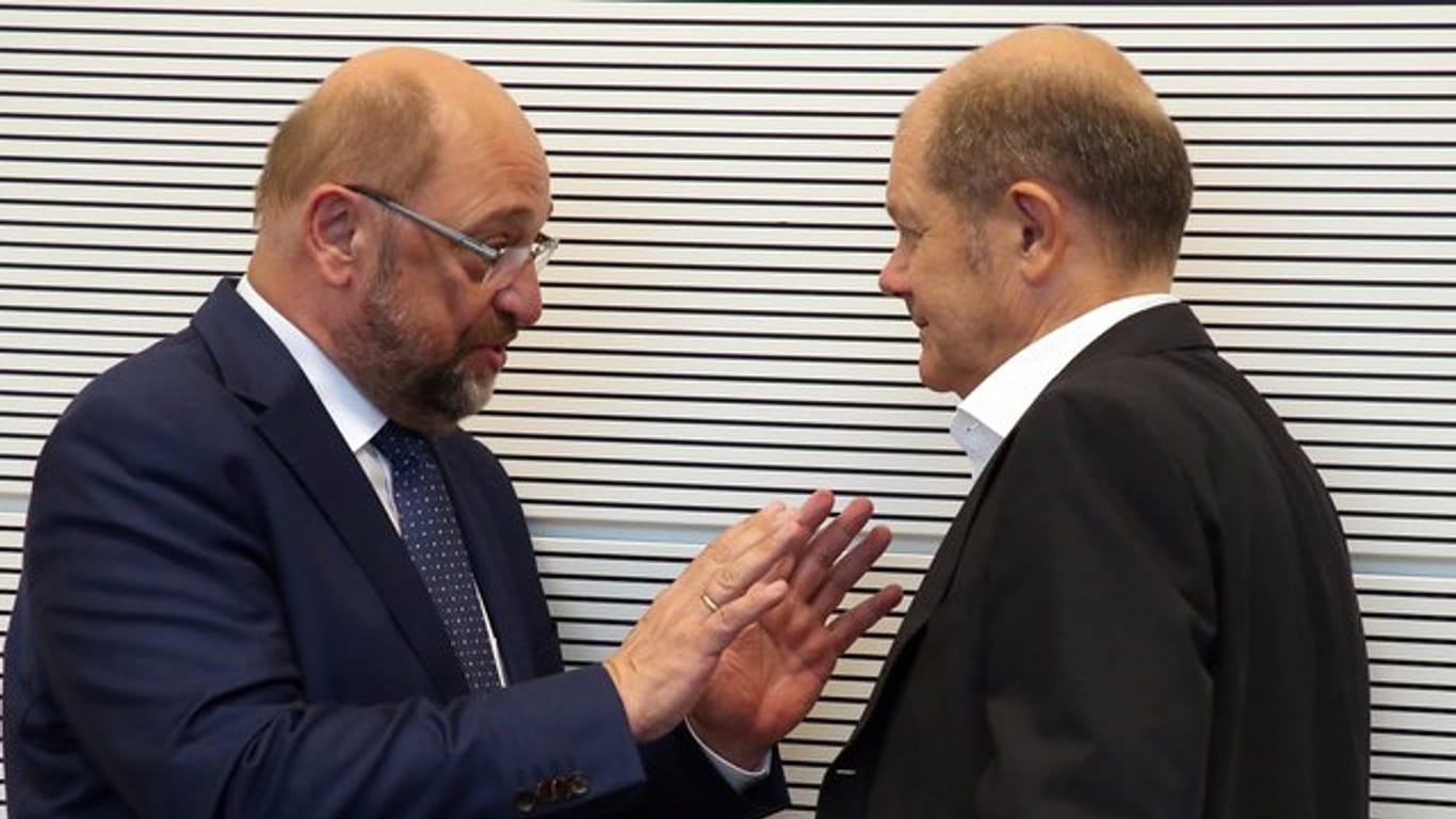 Einstige Rivalen: Martin Schulz (l), jetzt einfacher Abgeordneter, und Vizekanzler Olaf Scholz.