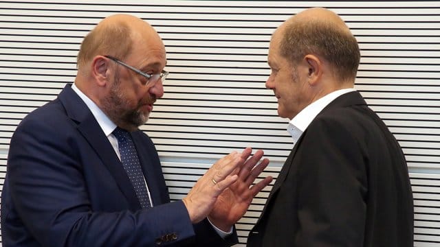 Einstige Rivalen: Martin Schulz (l), jetzt einfacher Abgeordneter, und Vizekanzler Olaf Scholz. Einstige Rivalen: Martin Schulz (l), jetzt einfacher Abgeordneter, und Vizekanzler Olaf Scholz.