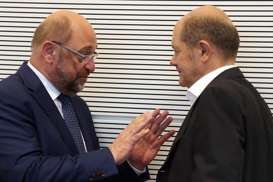 Einstige Rivalen: Martin Schulz (l), jetzt einfacher Abgeordneter, und Vizekanzler Olaf Scholz.