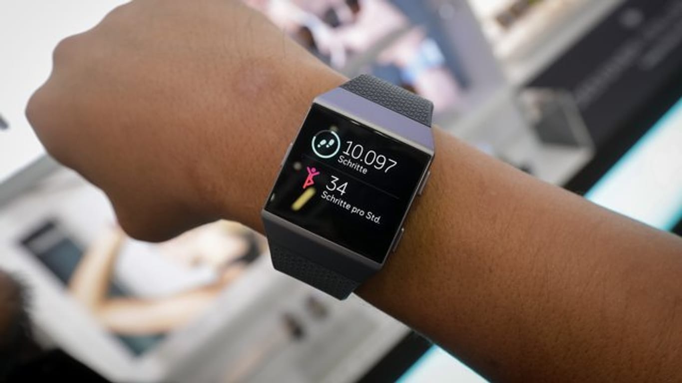 Ein Mitarbeiter zeigt auf der Elektronikmesse IFA die neue Fitbit-Smartwatch Ionic.