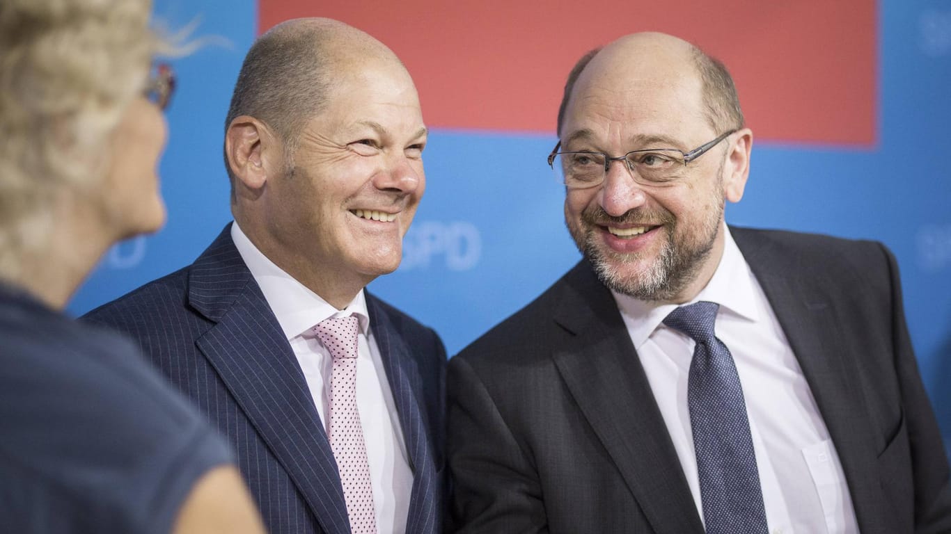 Olaf Scholz und Martin Schulz (r): Die SPD-Politiker sind beide für den Koalitionsvertrag. (Archivbild)