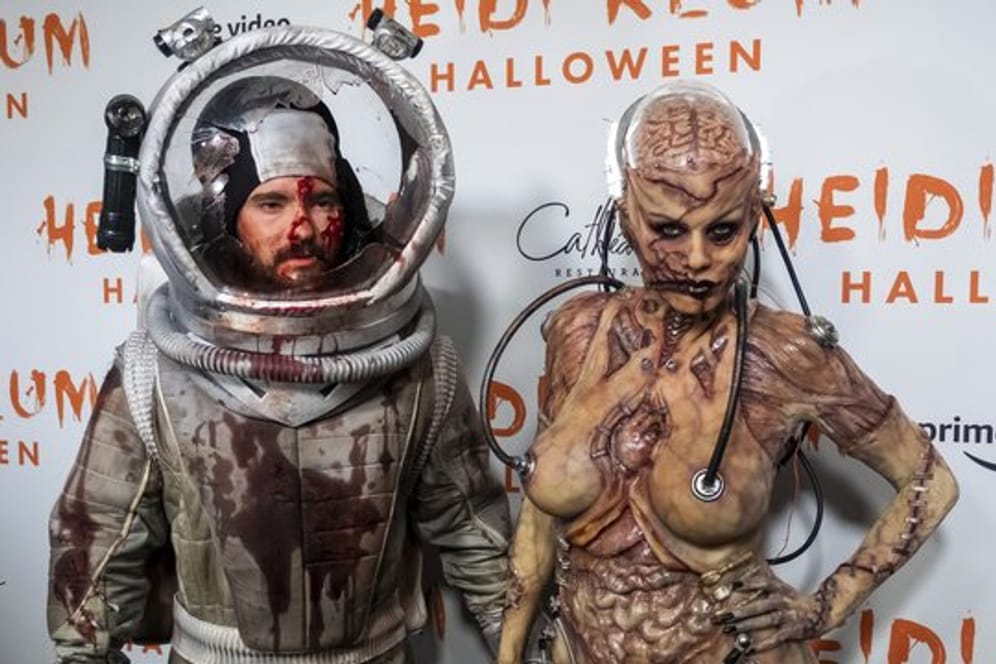 Heidi Klum (r) und ihr Ehemann Tom Kaulitz vor ihrer Halloween-Party.