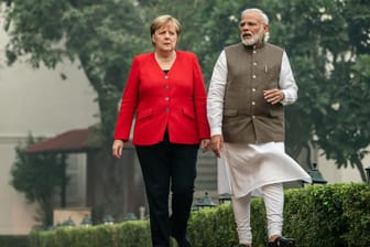 Merkel und der indische Premierminister Narendra Modi: Bei den deutsch-indischen Regierungskonsultationen in Neu-Delhi geht es um Themen wie künstlicher Intelligenz, Digitalisierung und Klimaschutz.