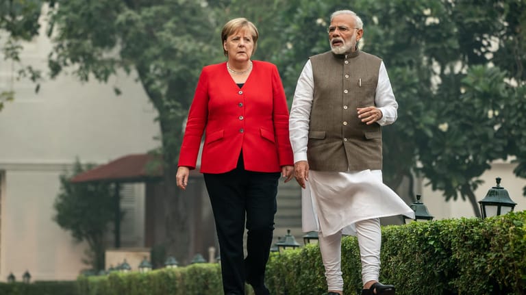 Merkel und der indische Premierminister Narendra Modi: Bei den deutsch-indischen Regierungskonsultationen in Neu-Delhi geht es um Themen wie künstlicher Intelligenz, Digitalisierung und Klimaschutz.