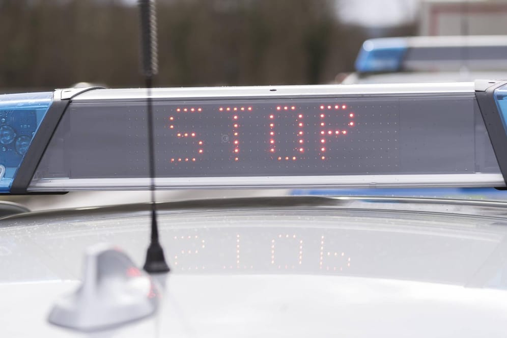 "Stop"-Hinweis auf einem Polizeiauto: In Schleswig-Holstein starb ein Mann bei einem Einsatz. (Symbolbild)