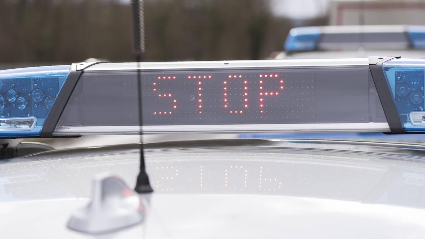 "Stop"-Hinweis auf einem Polizeiauto: In Schleswig-Holstein starb ein Mann bei einem Einsatz. (Symbolbild)