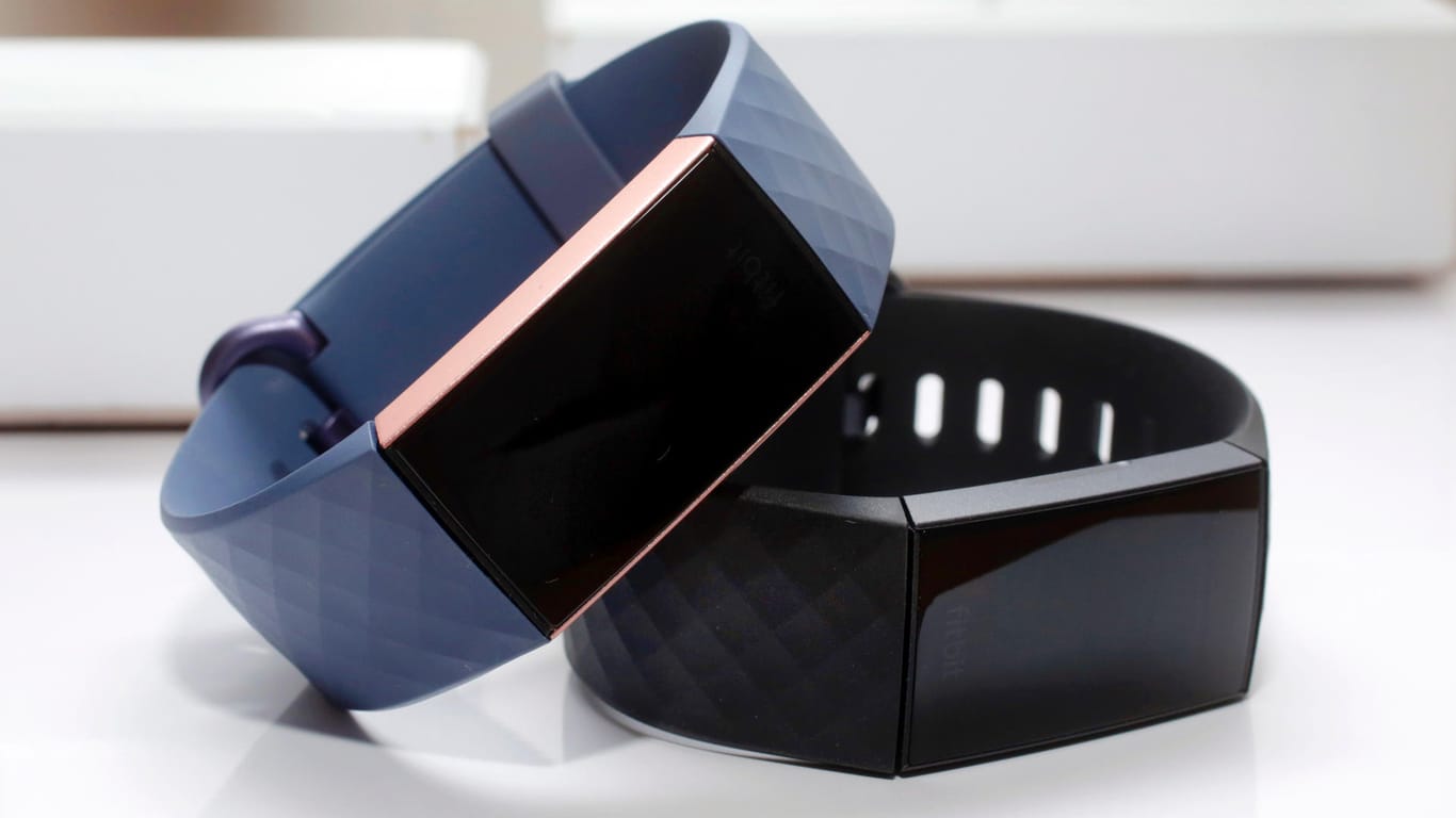 Ein Fitbit Charge 3 Fitness-Tracker wird in New York ausgestellt: Der Fitnessband-Pionier Fitbit wird ein Teil von Google.