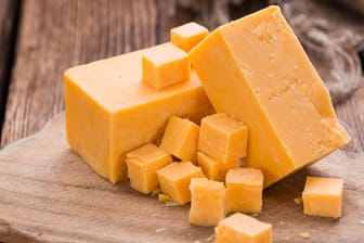 Cheddar: Der zurückgerufene Käse wurde an Bedientheken und sogenannten Cabrio-Theken verkauft.