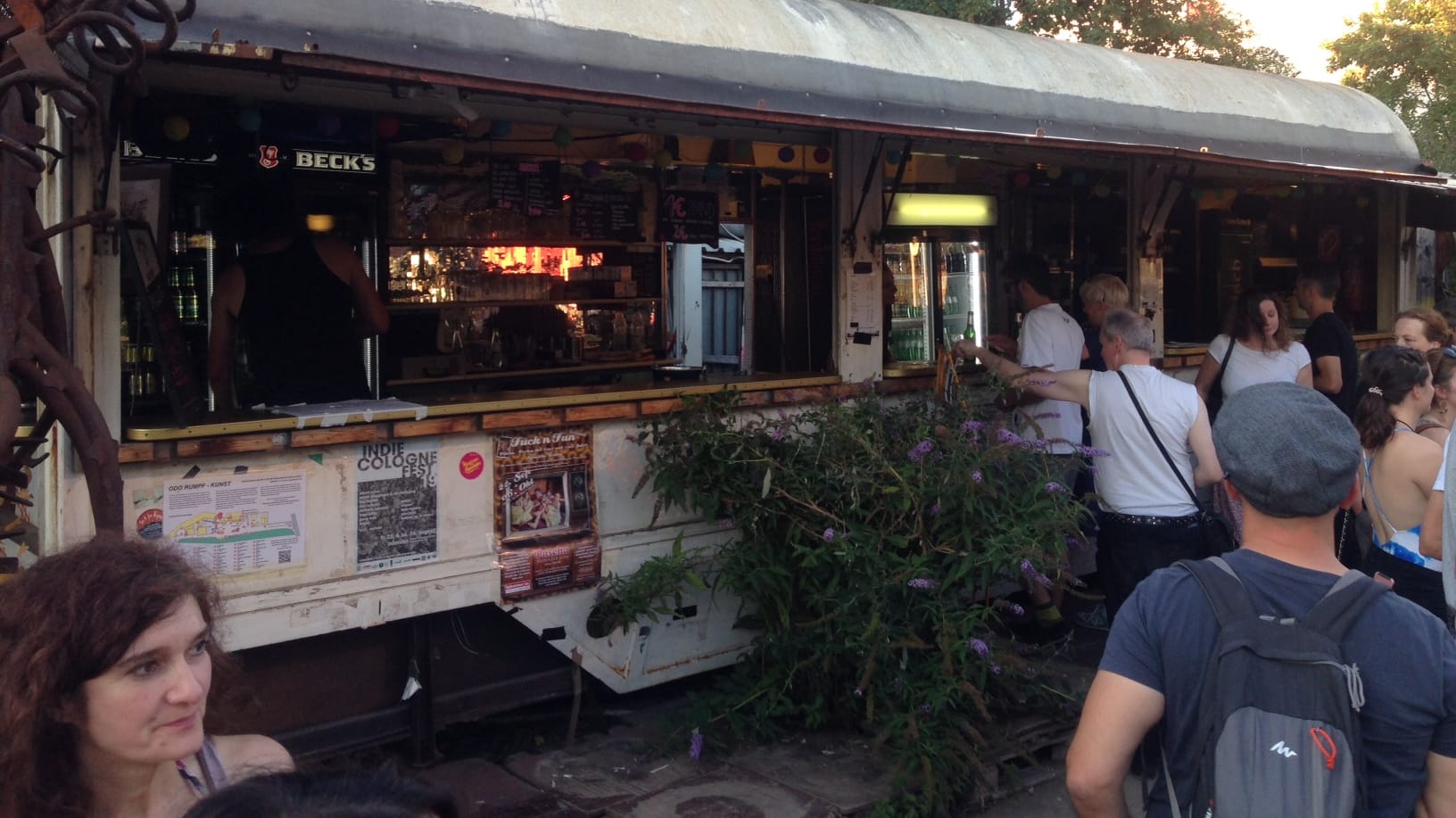 Menschen bestellen Getränke: Ein ehemaliger Eisenbahnwagon ist heute die Bar im "Odonien".