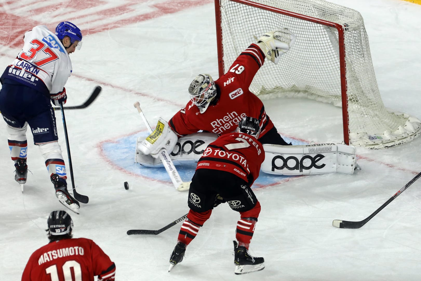 Hannibal Weitzmann von den Kölner Haien: Der Keeper zeigte gegen die Adler Mannheim einige tolle Paraden.