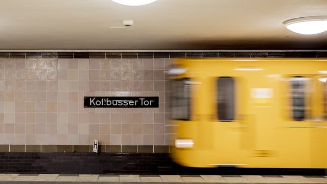 Im U-Bahnhof Kottbusser Tor war ein 30-Jähriger vor eine einfahrende U-Bahn gestoßen worden - und starb.