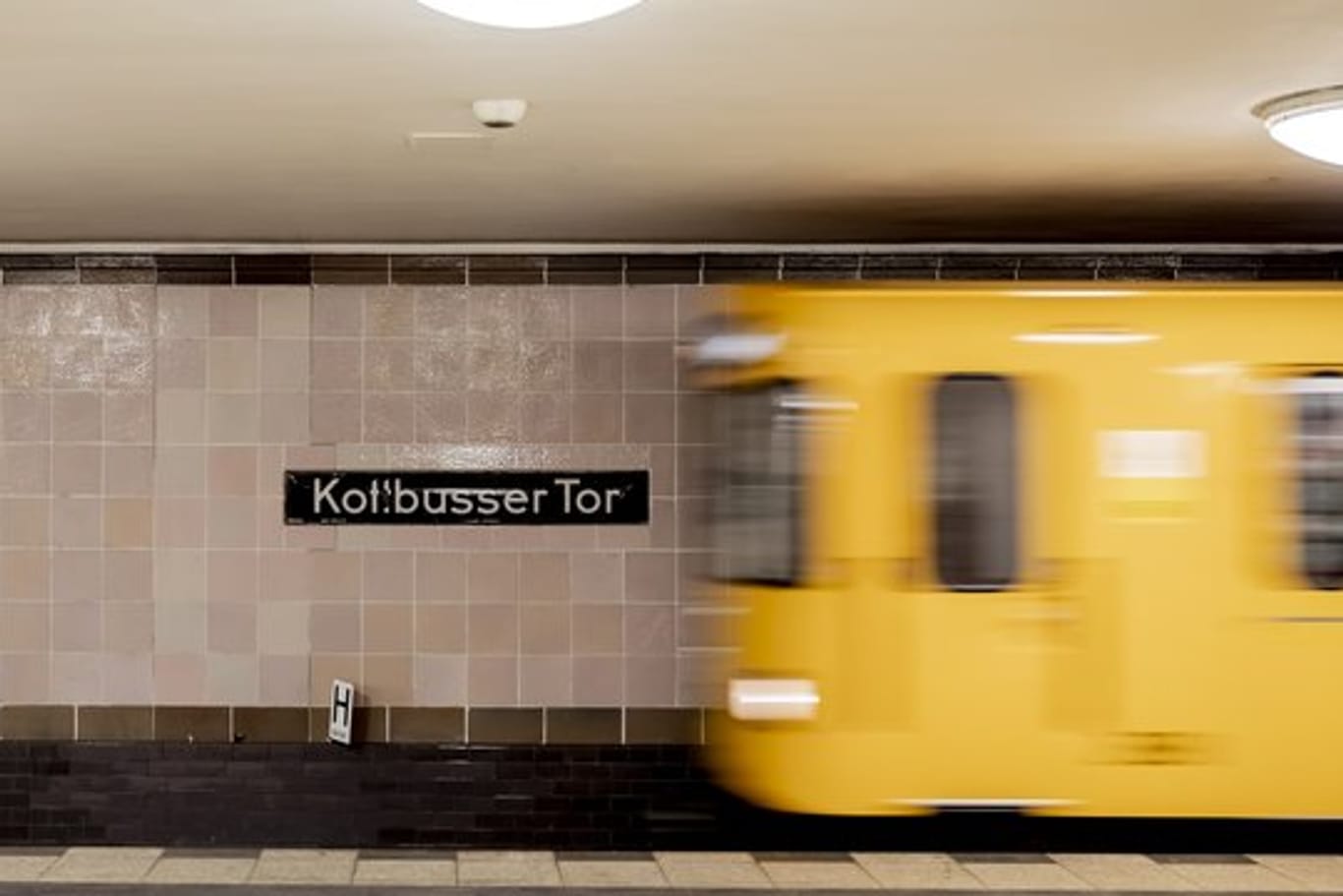 Im U-Bahnhof Kottbusser Tor war ein 30-Jähriger vor eine einfahrende U-Bahn gestoßen worden - und starb.
