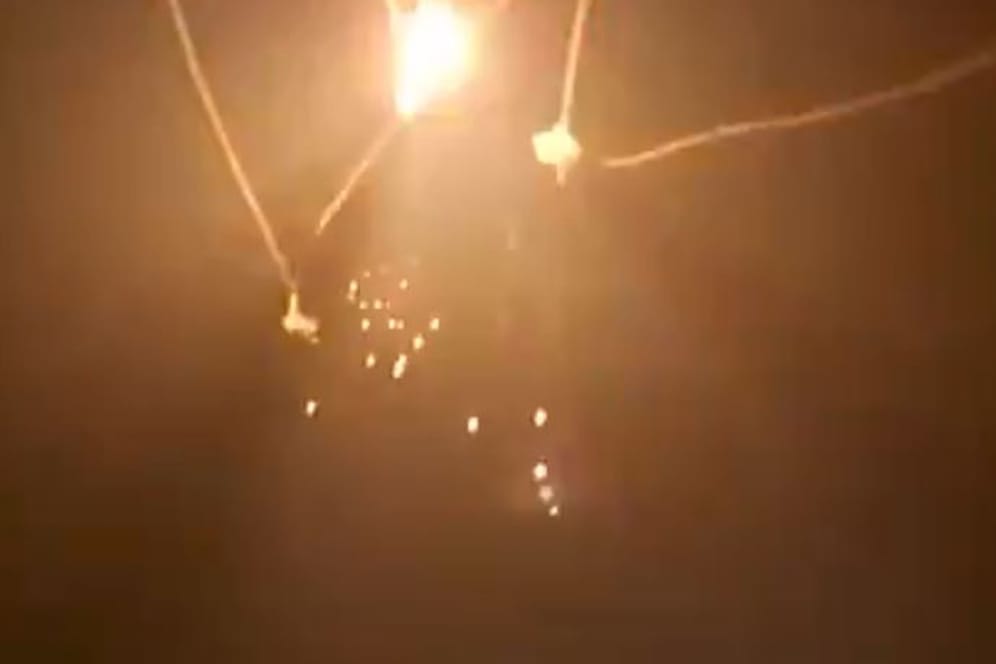 Screenshot aus dem von der Armee veröffentlichten Video: Den Angaben zufolge wurden Raketen aus dem Gaza-Streifen abgeschossen.