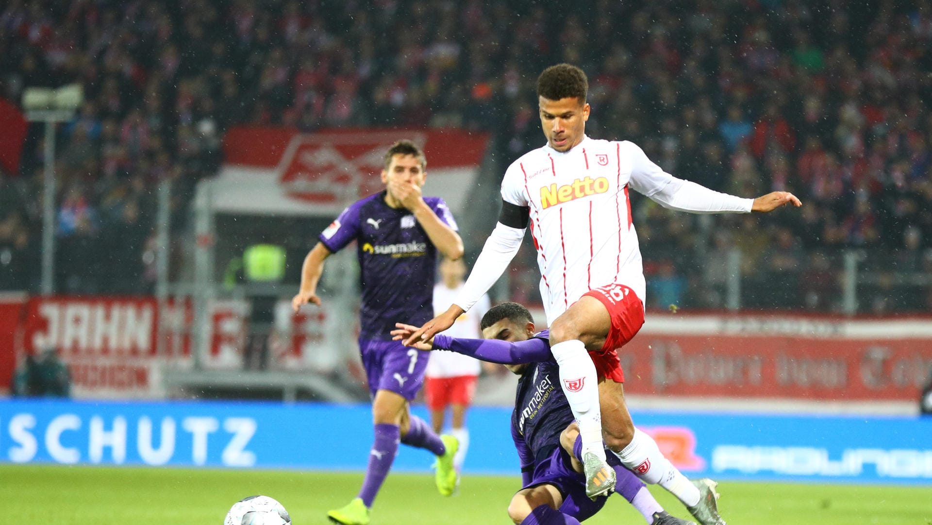 Regenduell in Regensburg: Osnabrücks Chima Okoroji (l.) gegen Jahns Anas Ouahim (r.).