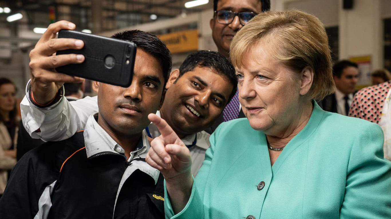 Gut gelaunt: Kanzlerin Angela Merkel bei einem Selfie auf ihrer Indien-Reise.