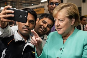 Gut gelaunt: Kanzlerin Angela Merkel bei einem Selfie auf ihrer Indien-Reise.