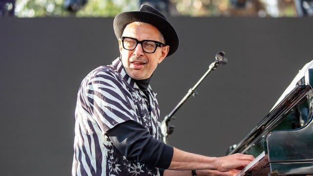 Das passt: Jeff Goldblum am Klavier.