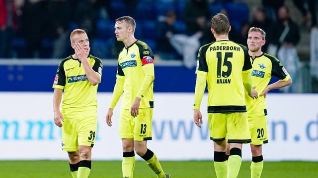 Niedergschlagene Paderborn-Profis nach der Pleite in Hoffenheim.