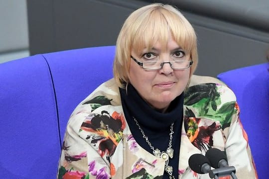 Bundestagsvizepräsidentin Claudia Roth ist mit dem Tode bedroht worden.