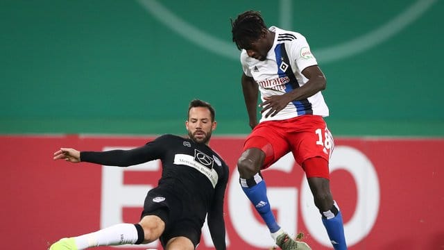 Zieht sich vorerst nicht das Nationaltrikots Gambias an: HSV-Profi Bakery Jatta (r). Zieht sich vorerst nicht das Nationaltrikots Gambias an: HSV-Profi Bakery Jatta (r).