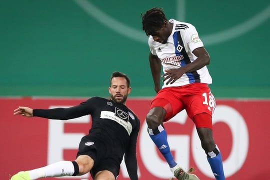 Zieht sich vorerst nicht das Nationaltrikots Gambias an: HSV-Profi Bakery Jatta (r).