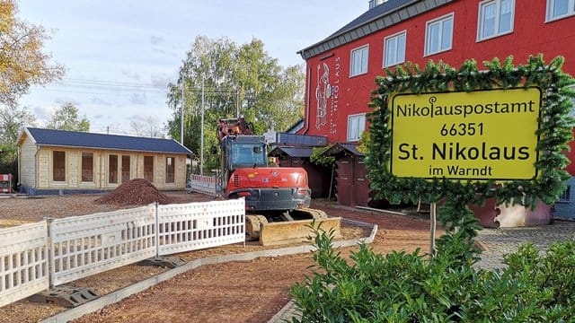 Neben dem Nikolauspostamt wird ein Holzhaus gebaut, in dem künftig der Nikolaus die Briefe von Kindern aus aller Welt beantworten wird.