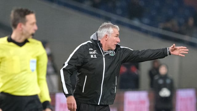 Droht bei Hannover das Aus: 96-Coach Mirko Slomka.