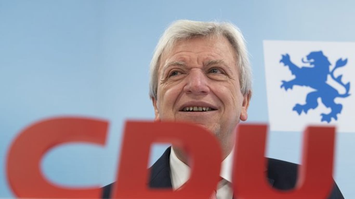 Der hessische Ministerpräsident Volker Bouffier (CDU) gibt am Rande des Landesparteitages der hessischen CDU ein Statement ab.