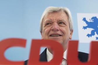 Der hessische Ministerpräsident Volker Bouffier (CDU) gibt am Rande des Landesparteitages der hessischen CDU ein Statement ab.