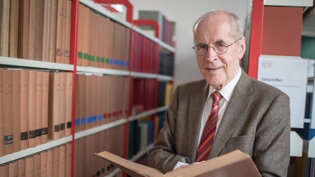 Der Kriminologe Christian Pfeiffer steht während eines Interviews vor einer Bücherwand. Der Kriminologe Christian Pfeiffer steht während eines Interviews vor einer Bücherwand.