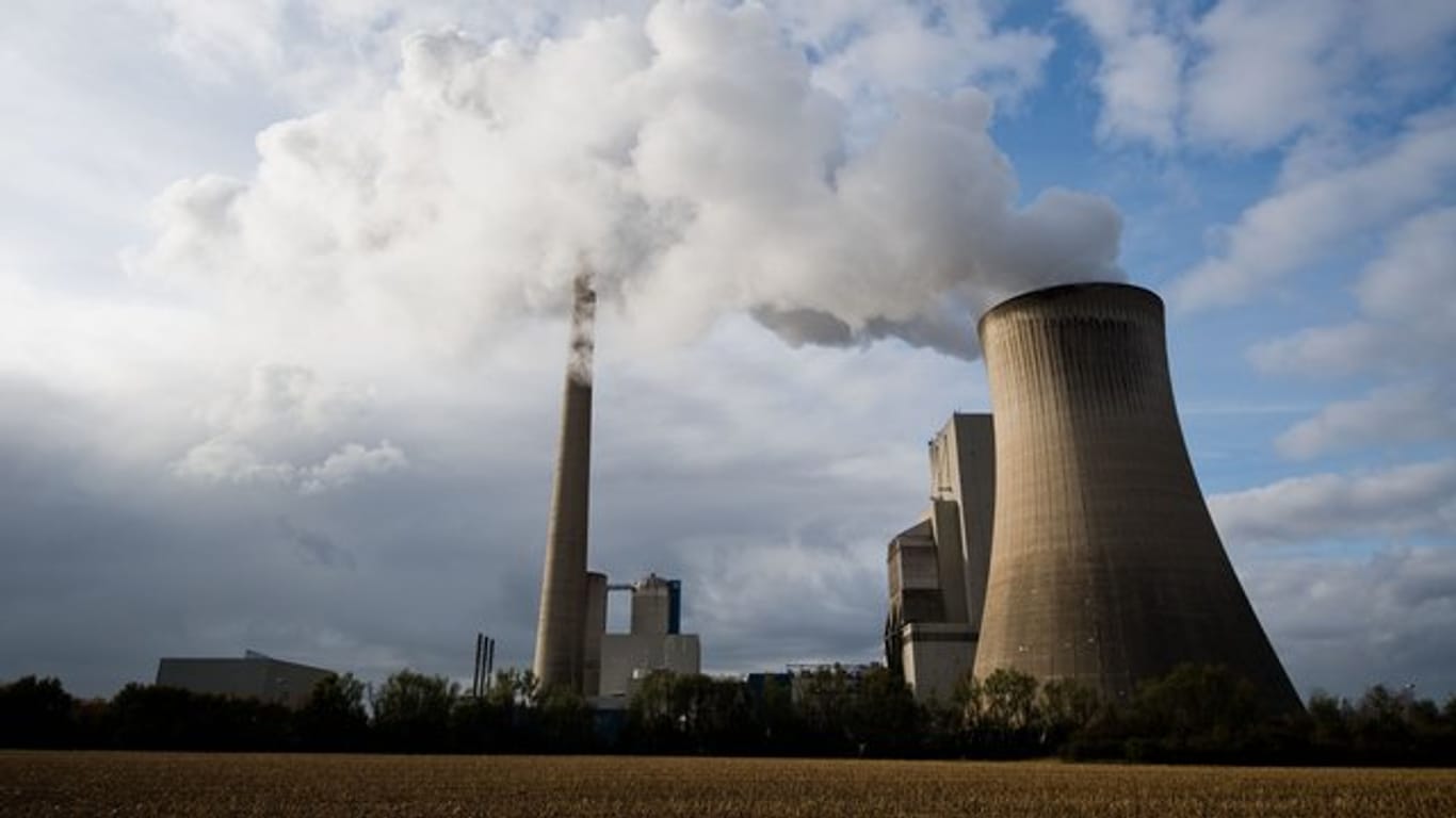 Dampf steigt vom Kohlekraftwerk Mehrum in Niedersachsen auf.