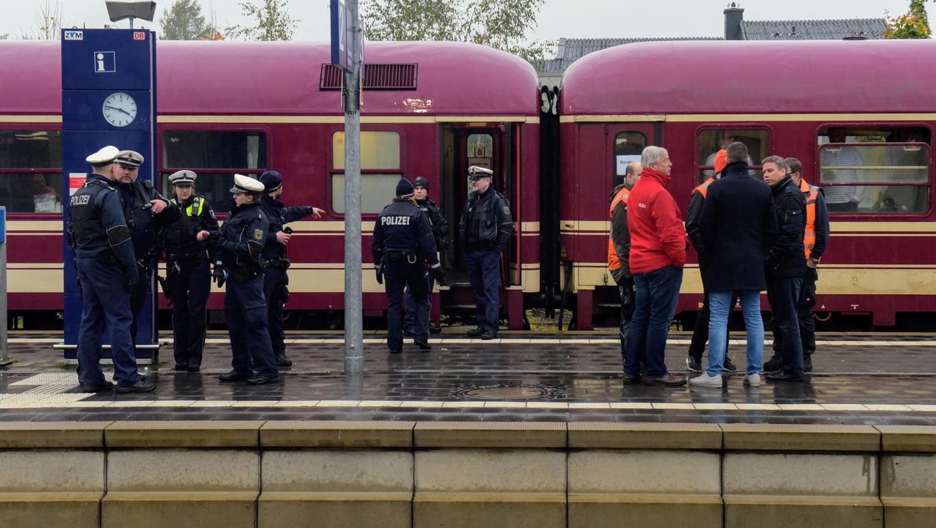 Polizeiaktion am Bahnhof Greven in NRW: Dort überpüften Beamte 580 Fahrgäste.