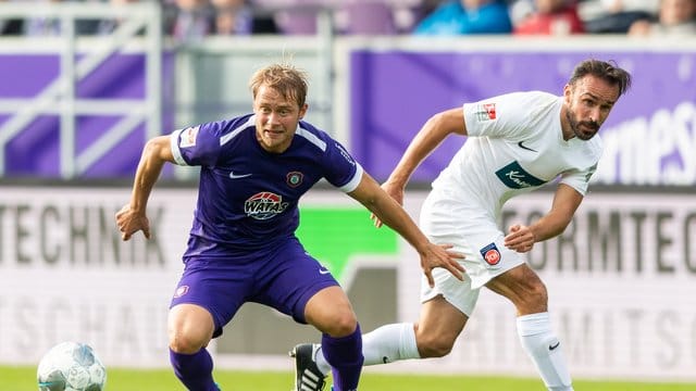 Jan Hochscheidt (l) verpasste mit Aue den Heimsieg gegen Heidenheim mit Robert Strauß.