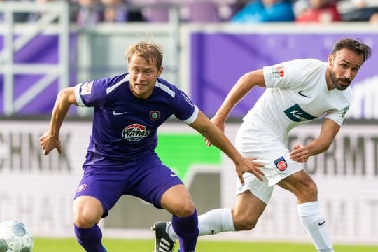 Jan Hochscheidt (l) verpasste mit Aue den Heimsieg gegen Heidenheim mit Robert Strauß.