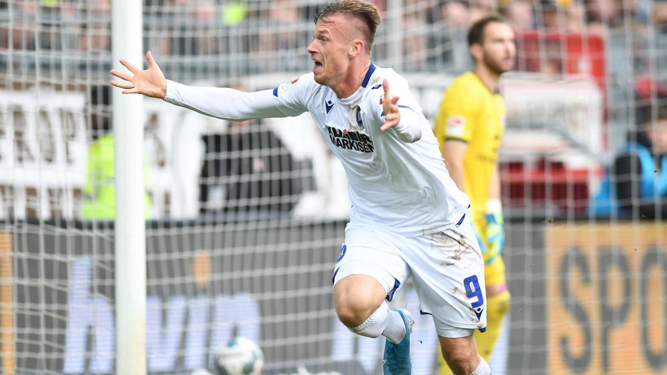 Pure Freude: Karlsruhes Marvin Pourie nach seinem Tor zum 2:2-Endstand gegen St. Pauli.