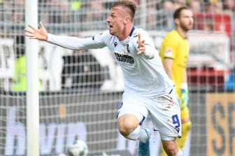 Pure Freude: Karlsruhes Marvin Pourie nach seinem Tor zum 2:2-Endstand gegen St. Pauli.