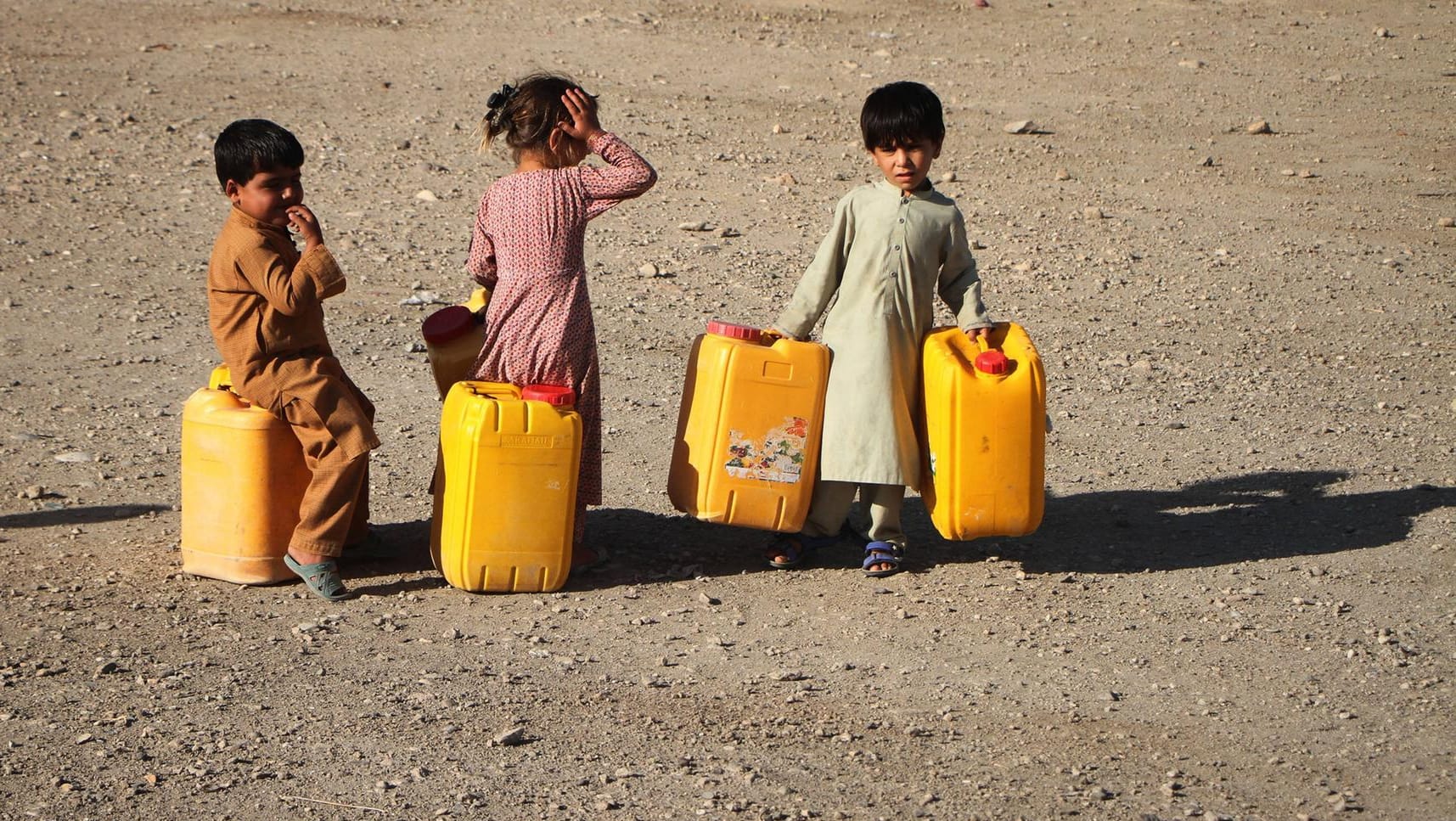 Afghanische Kinder holen Wasser an einem Brunnen: Nach jahrelangen Kämpfen ist das Land von Landminen, nicht explodierten Granaten und Raketen übersät.(Symbolbild)