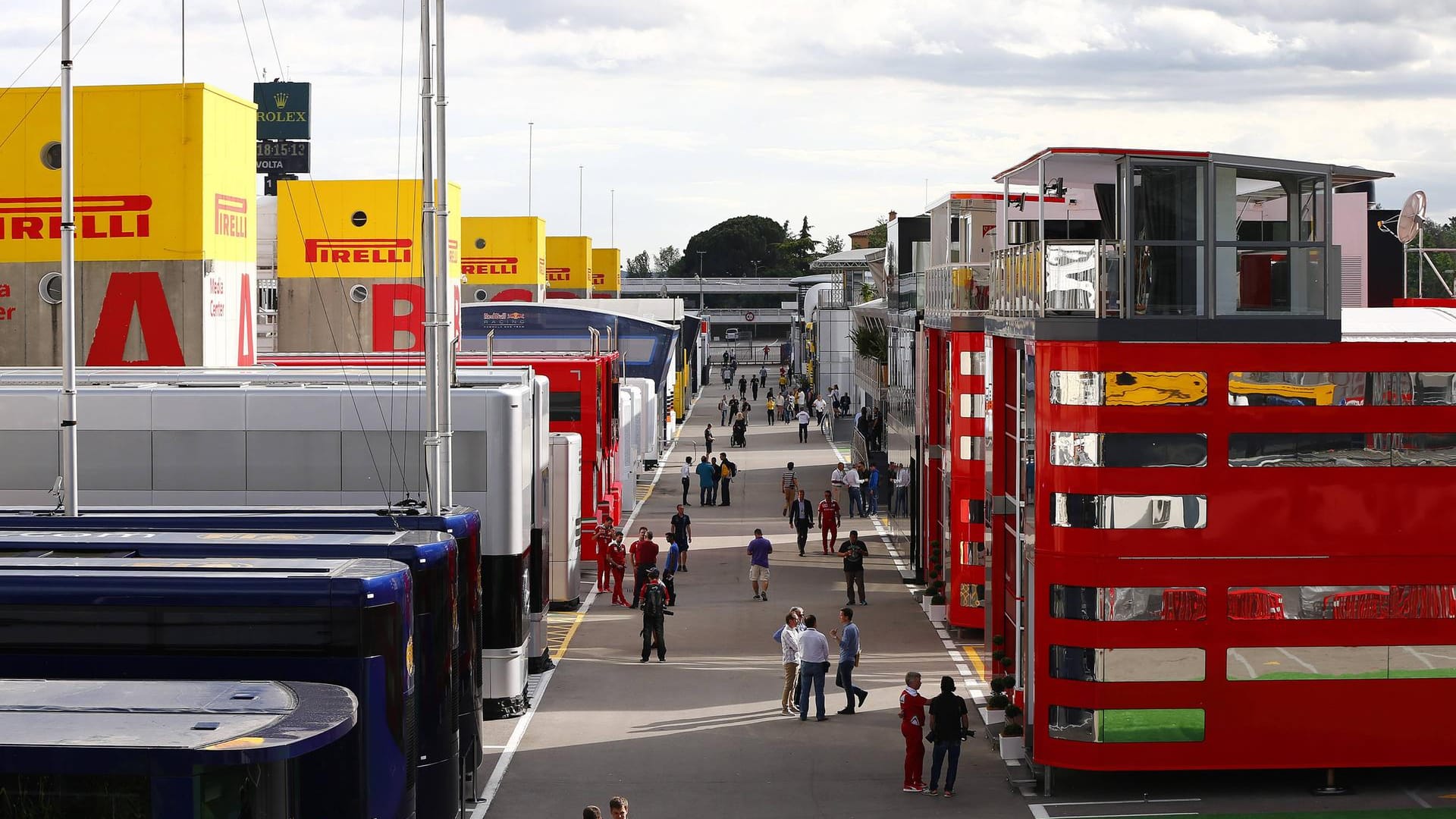 Glock hinterfragt, ob sie in Zeiten der Klimakrise von Rennen zu Rennen transportiert werden müssen: Die Pavillons der Rennställe, hier beim Großen Preis von Spanien.