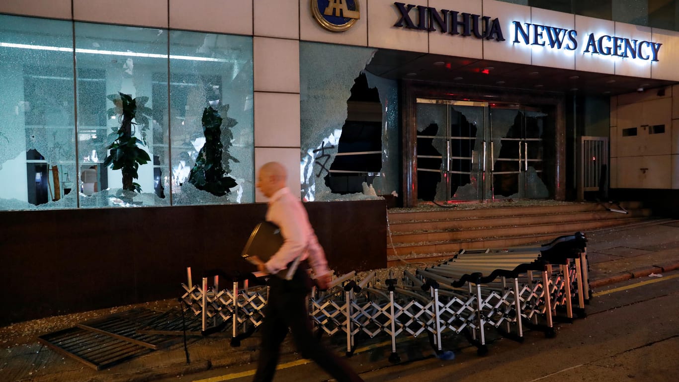Die Zentrale der staatlichen chinesischen Nachrichtenagentur Xinhua in Hongkong: Die Demonstranten zerstörten auch Geschäfte, bei denen sie Beziehungen zu China vermuteten.