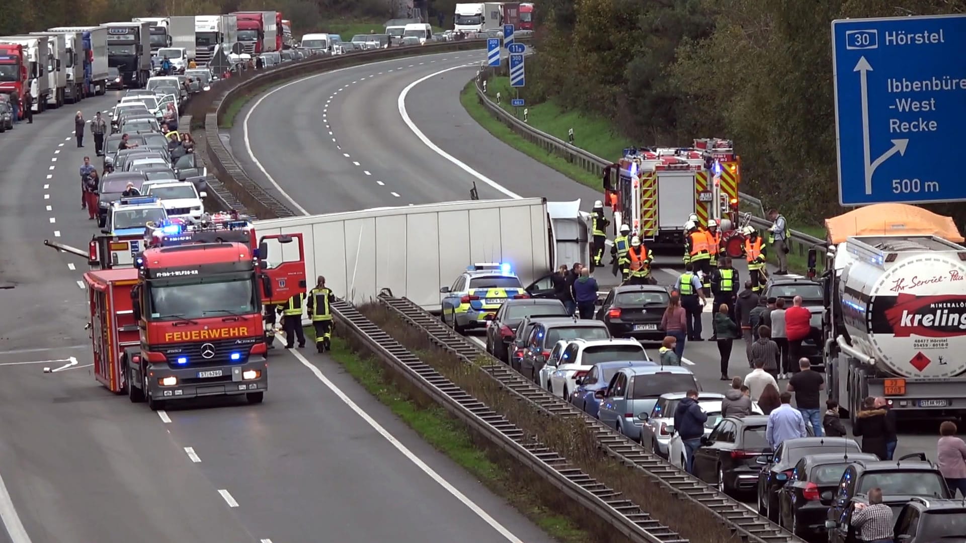 Ein Sattelzug liegt quer auf der A30 bei Ibbenbüren: Rettungskräfte transportierten zwei Menschen ins Krankenhaus.