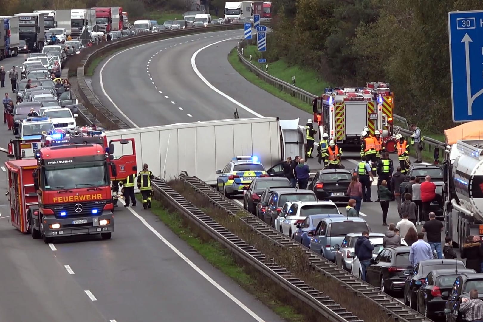 Ein Sattelzug liegt quer auf der A30 bei Ibbenbüren: Rettungskräfte transportierten zwei Menschen ins Krankenhaus.