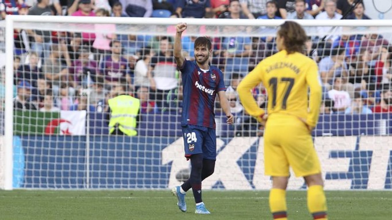 Levantes Jose Campana (l) bejubelt das erste Tor, Barcelonas Antoine Griezmann reagiert enttäuscht.