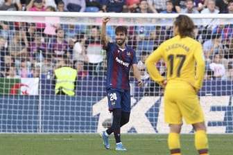 Levantes Jose Campana (l) bejubelt das erste Tor, Barcelonas Antoine Griezmann reagiert enttäuscht.