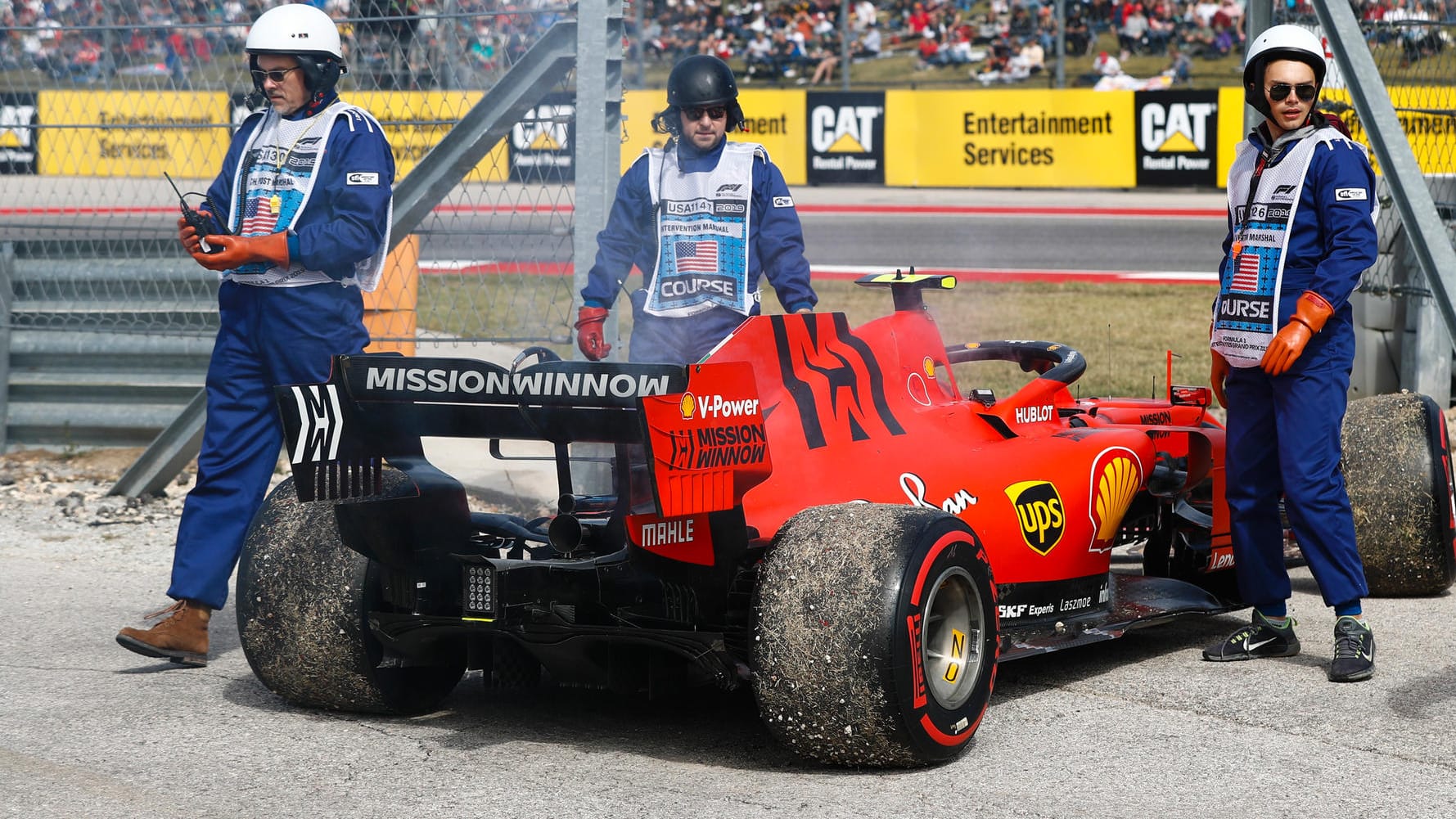 Der abgestellte Bolide von Ferrari-Pilot Charles Leclerc an der Strecke in Austin: Deutlich sichtbar: Die Rauchentwicklung.