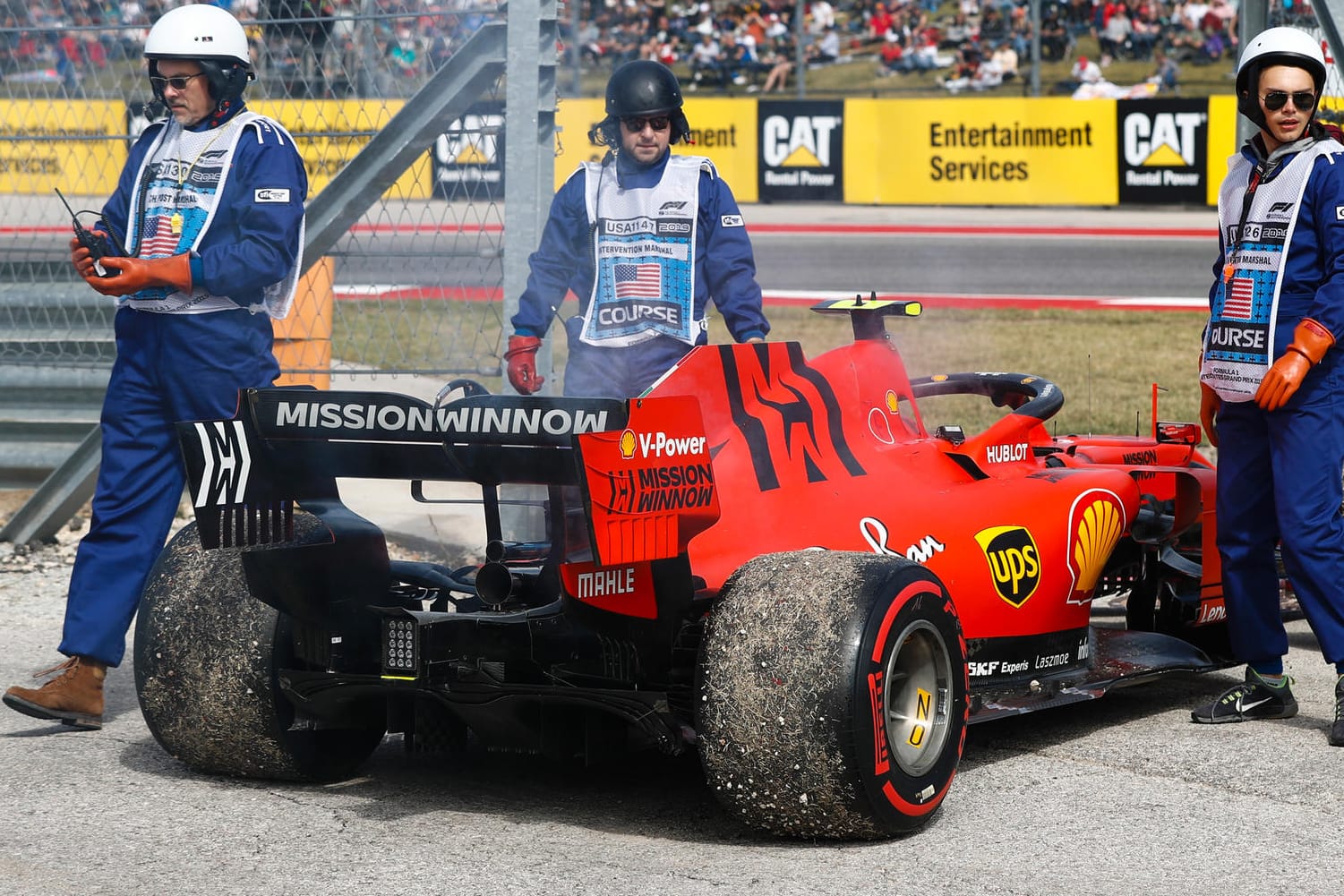 Der abgestellte Bolide von Ferrari-Pilot Charles Leclerc an der Strecke in Austin: Deutlich sichtbar: Die Rauchentwicklung.