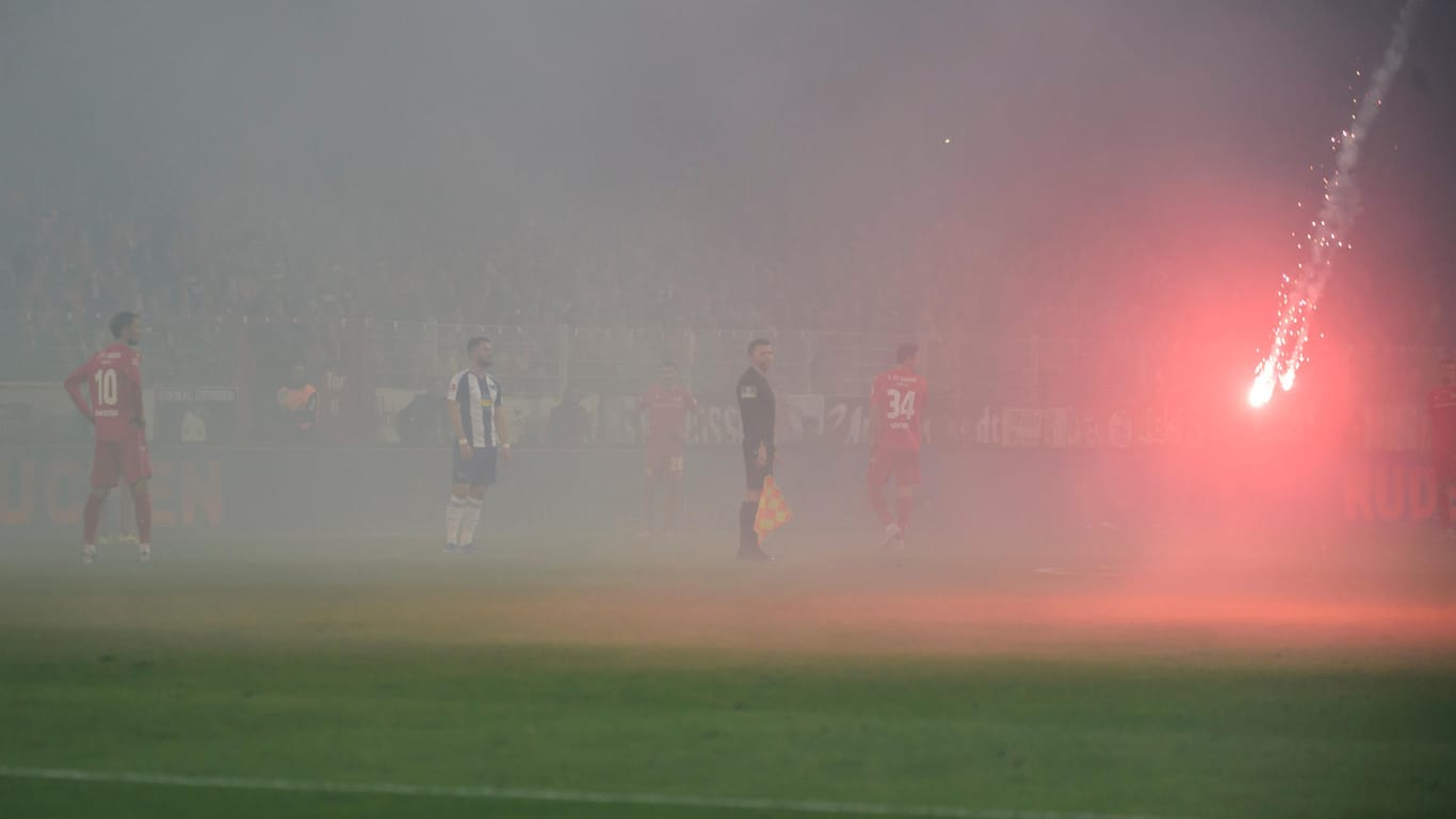 Feuerwerkskörper auf dem Spielfeld: Das Derby zwischen Union und Hertha BSC musste unterbrochen werden.