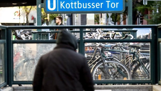 Ein Mann geht eine Treppe zum U-Bahnhof Kottbusser Tor hinunter (Archiv).