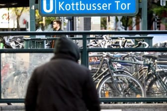 Ein Mann geht eine Treppe zum U-Bahnhof Kottbusser Tor hinunter (Archiv).