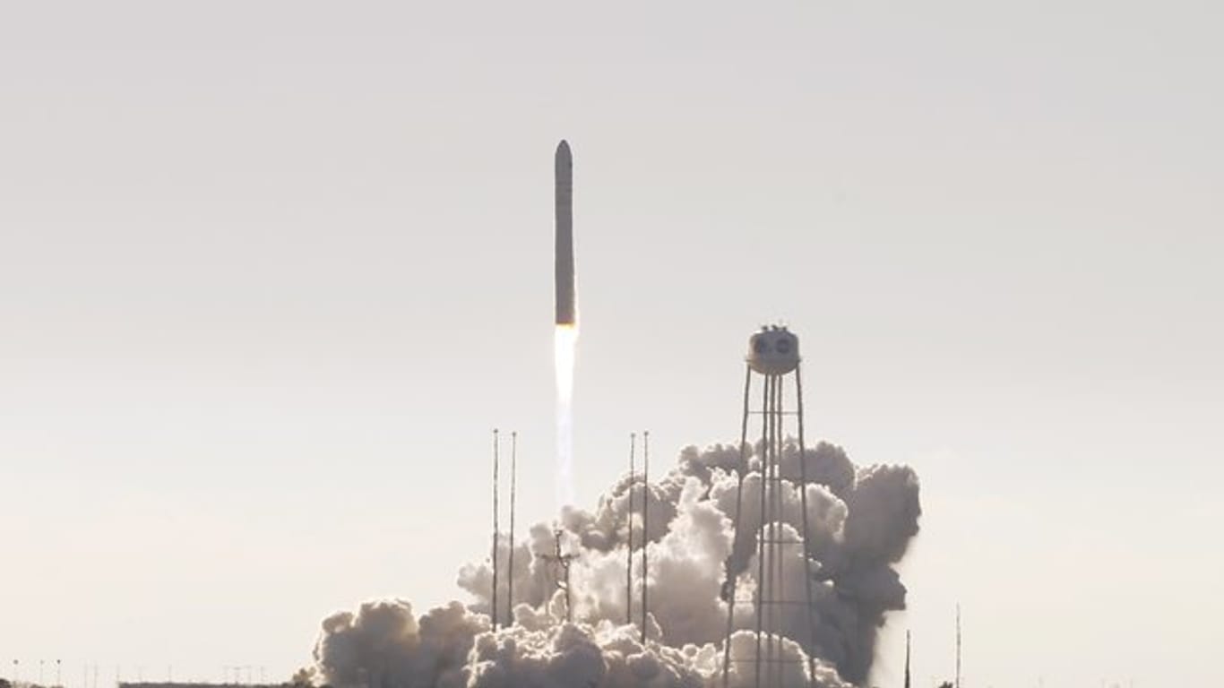 Der Raumfrachter "Cygnus" startet von einem Weltraumbahnhof in Wallops Island im US-Bundesstaat Virginia.
